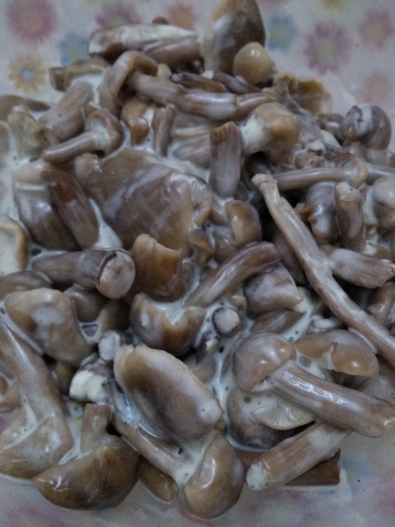 Маринованные грибы с чесноком и майонезом, приправленные пиментоном (подкопченной паприкой)