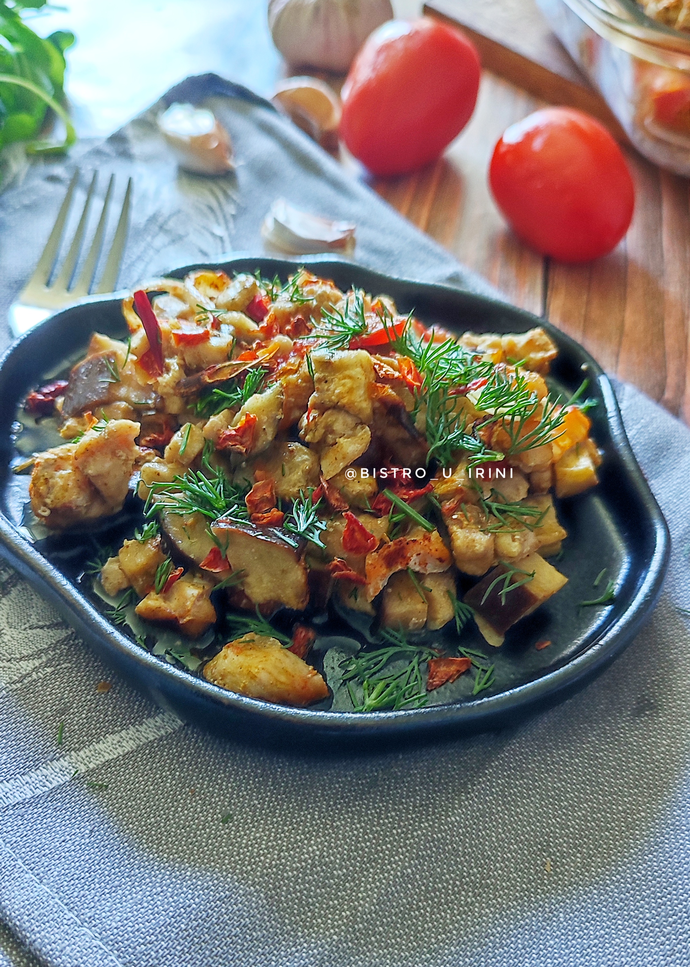 Индейка запеченная с помидорами и сыром