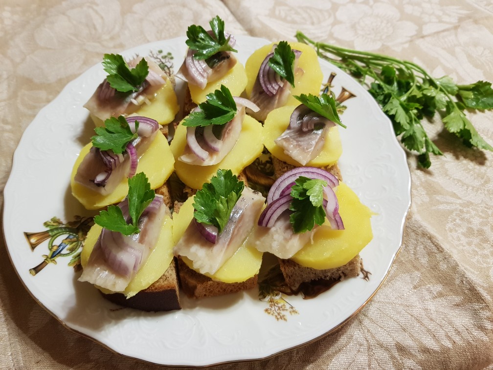 Канапе с Селедкой и Черным Хлебом на Шпажках