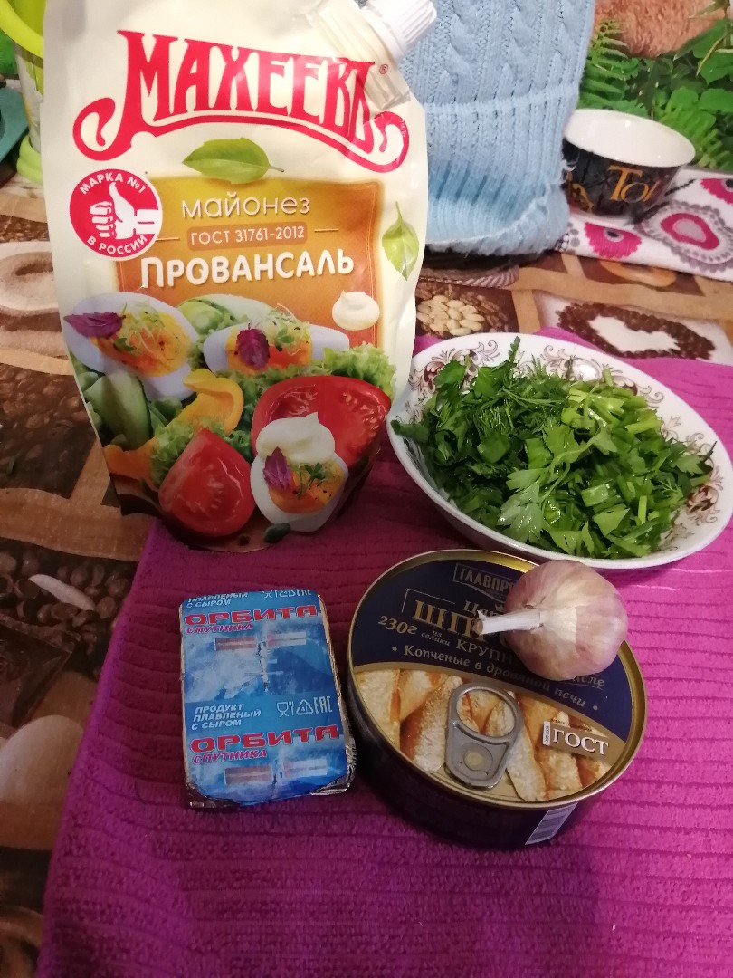 Салат со шпротами и сыром 