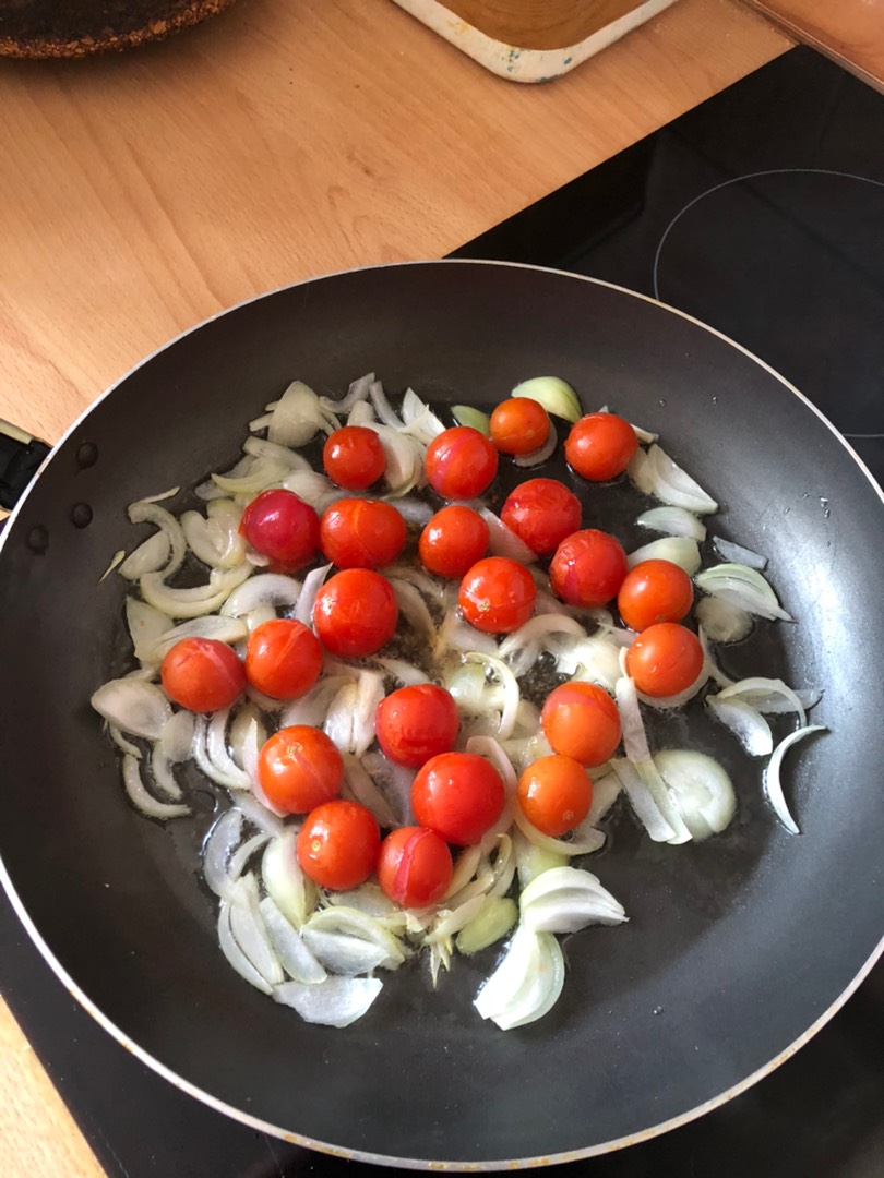 Яичница 🍳 с помидорами Черри и базиликом