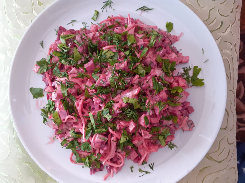 Рецепт: Свекольный салат слоями - с колбасой