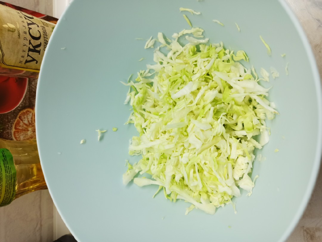 Салат из капусты и зелёного горошка