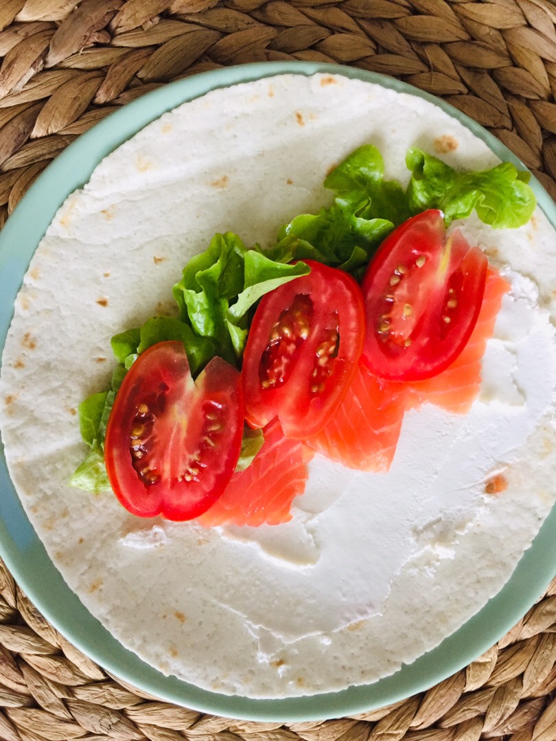 Тортилья с сливочным сыром, зеленью, томатами и слабосоленой семгой🌮 рецепт  с фото пошаговый от Наталья Токарева🌳 - Овкусе.ру