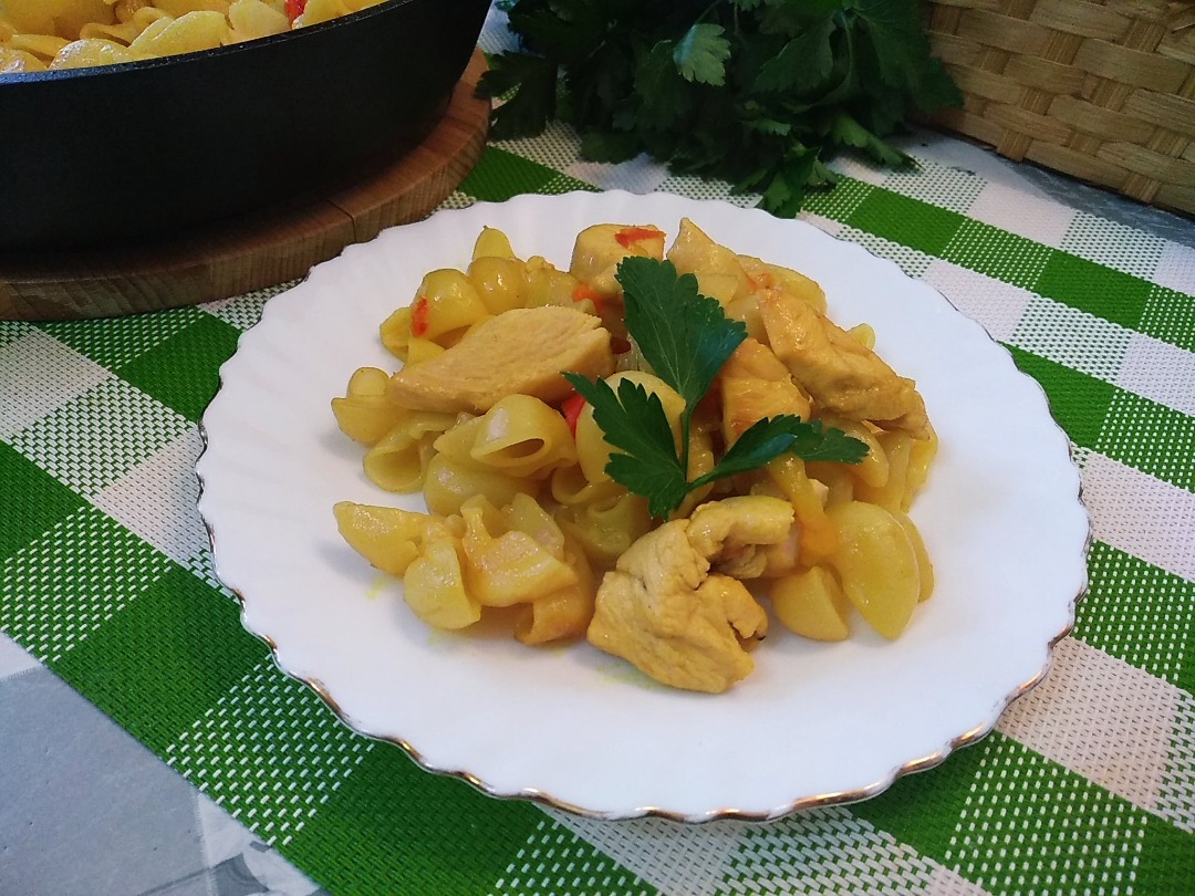 Макароны с курицей на сковороде!