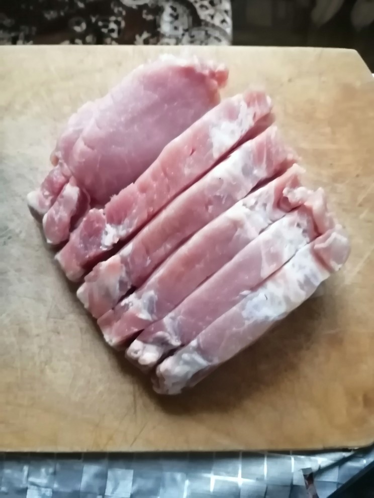 Мясо, запеченное в духовке для праздничного стола в горчице