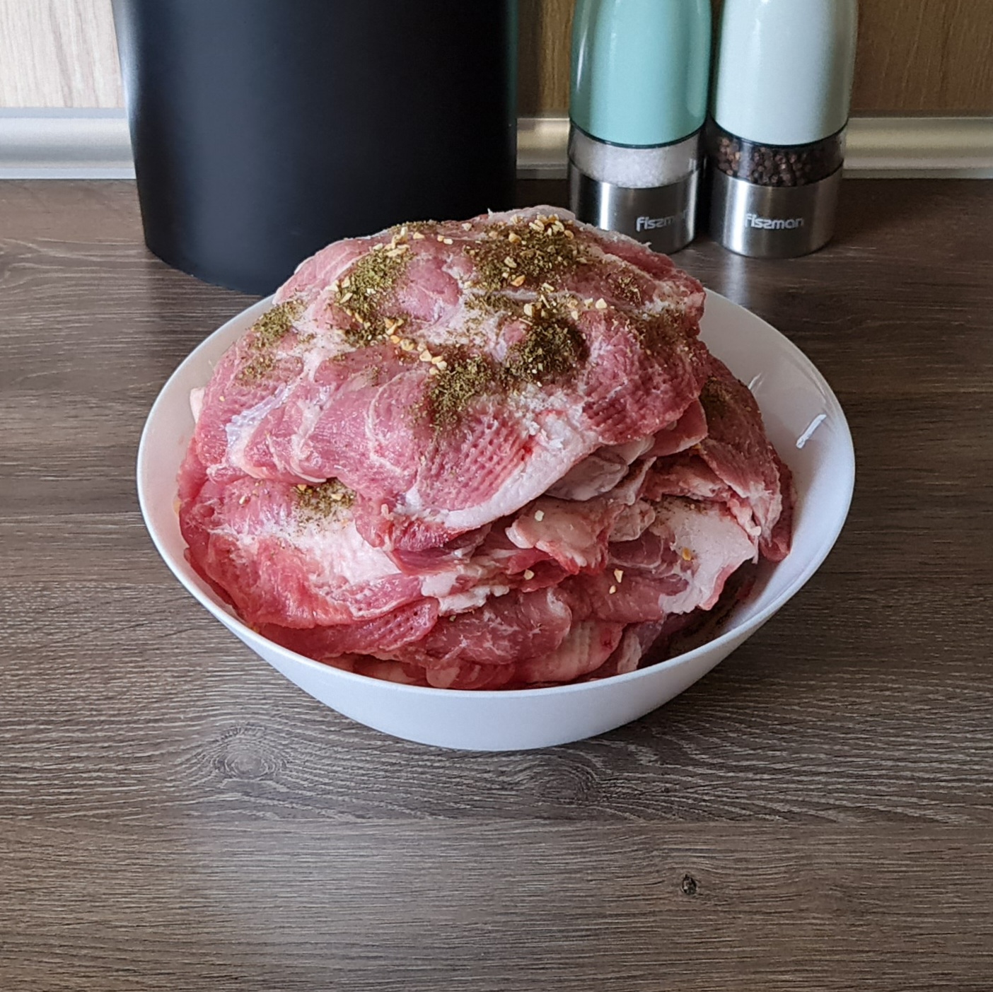 Вариант 2: Мясо в духовке с луком и помидорами - новый рецепт