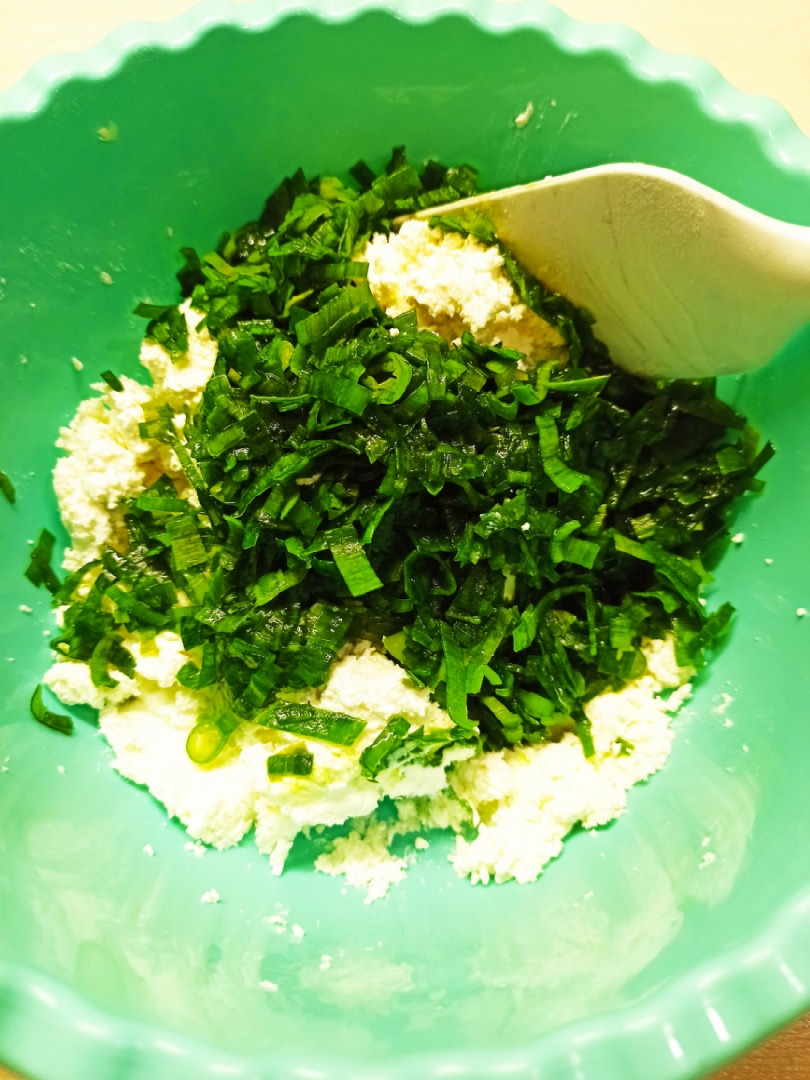 Лепёшки с сыром и зеленью на сковороде | Пикабу