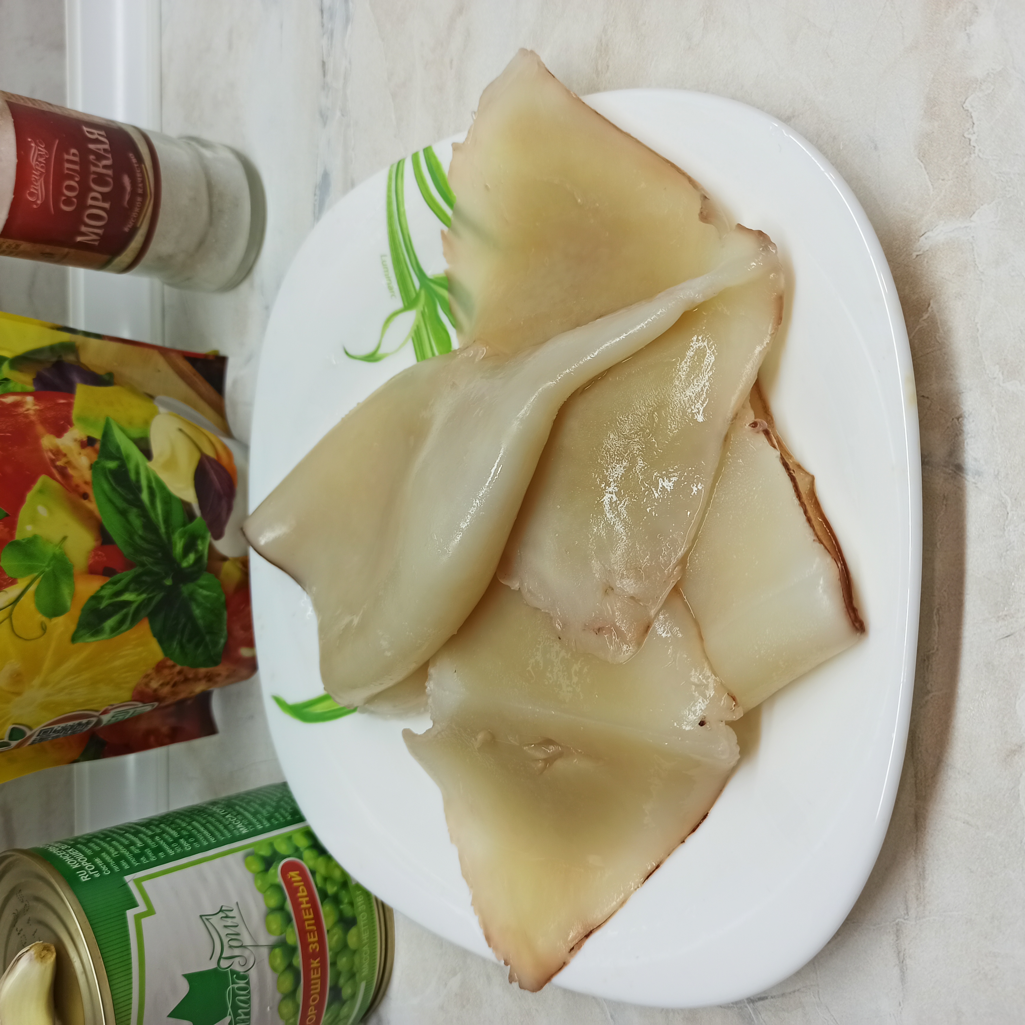 Салат с кальмарами, зеленым горошком и огурцом - рецепт приготовления с фото от уральские-газоны.рф