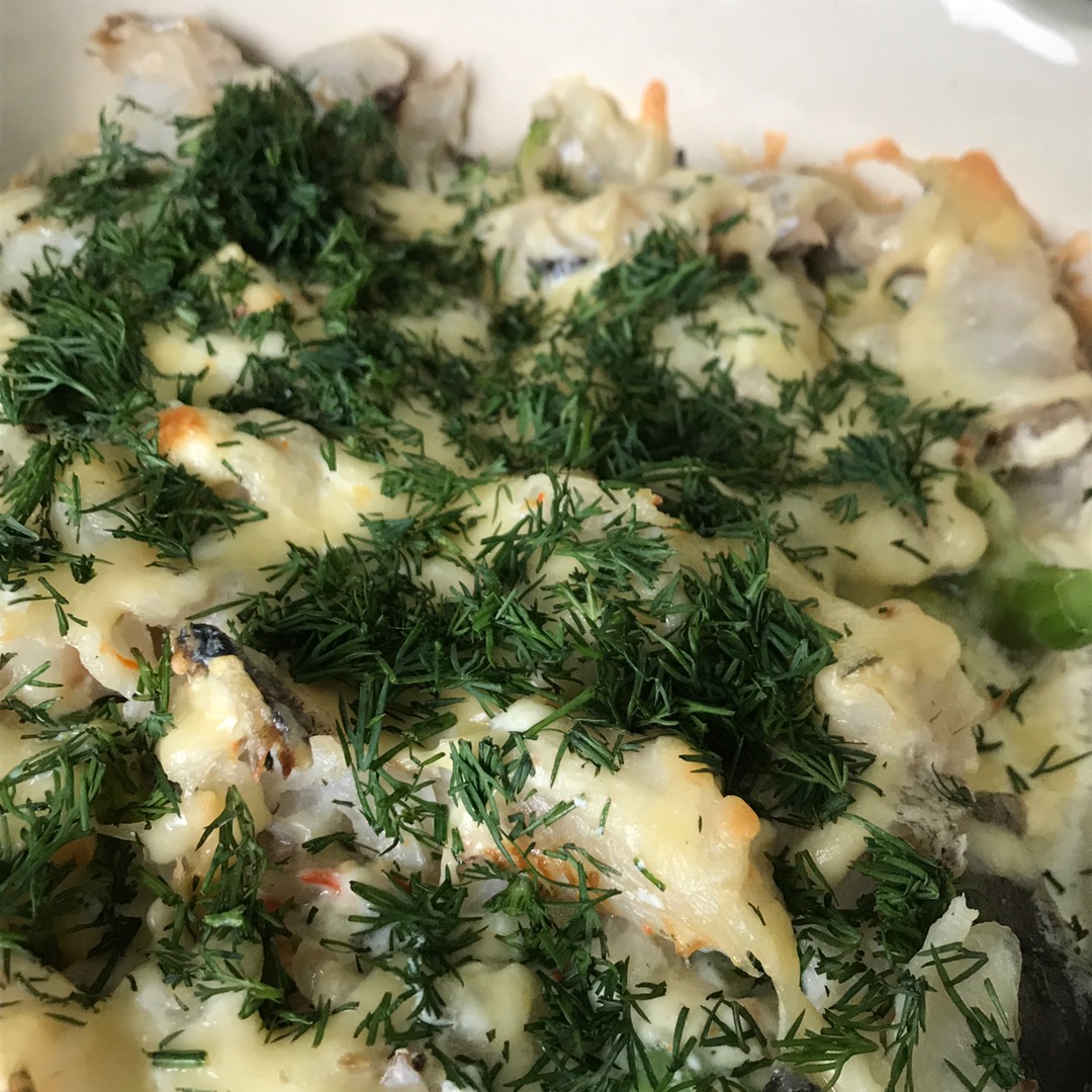Нежная запеканка с лососем, рисом и брокколи