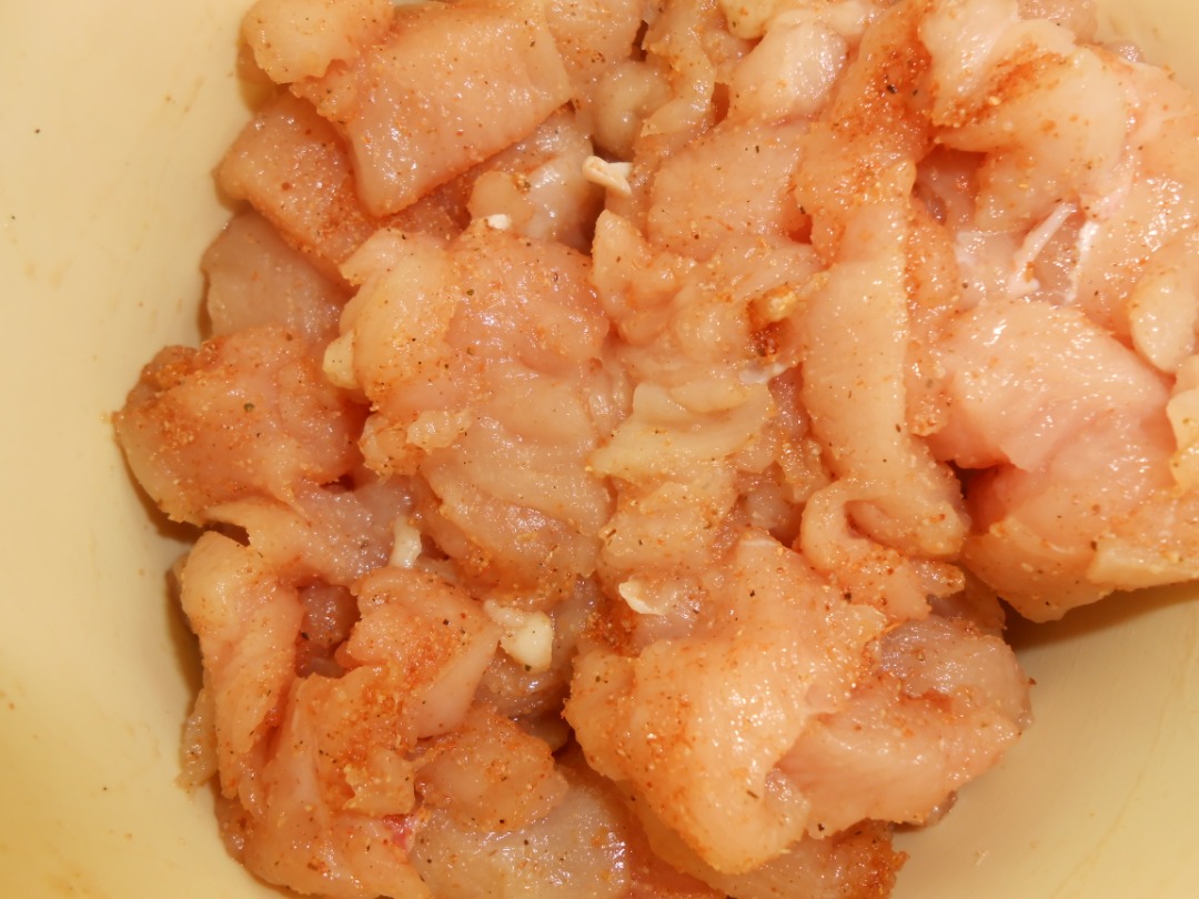 Курица с рисом и томатной пастой на сковороде - пошаговый фоторецепт
