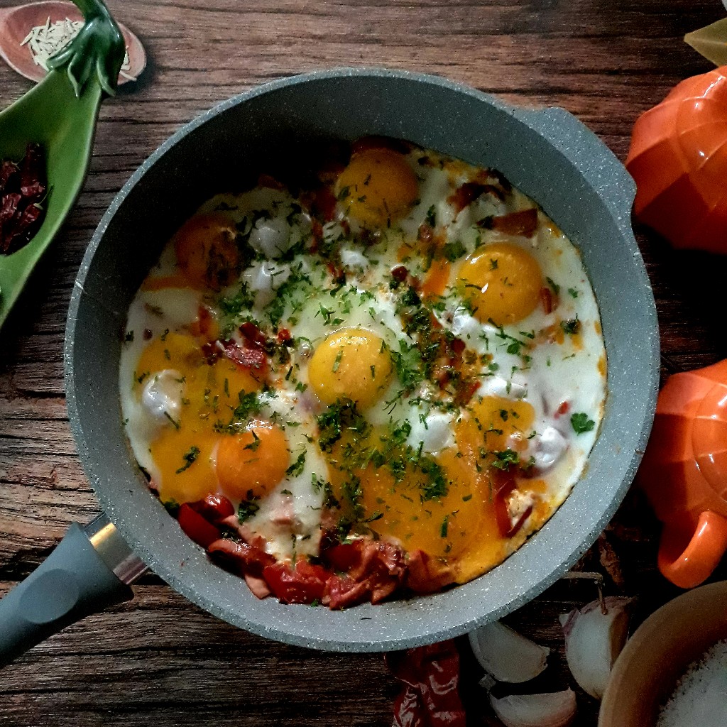 Завтрак - яичница с докторской колбасой и помидорами 🥘