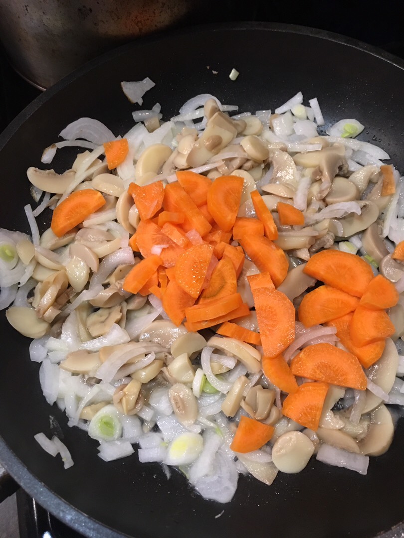 Гречка с томатной пастой, цветной капустой и шампиньонами 🥫🍅🥦