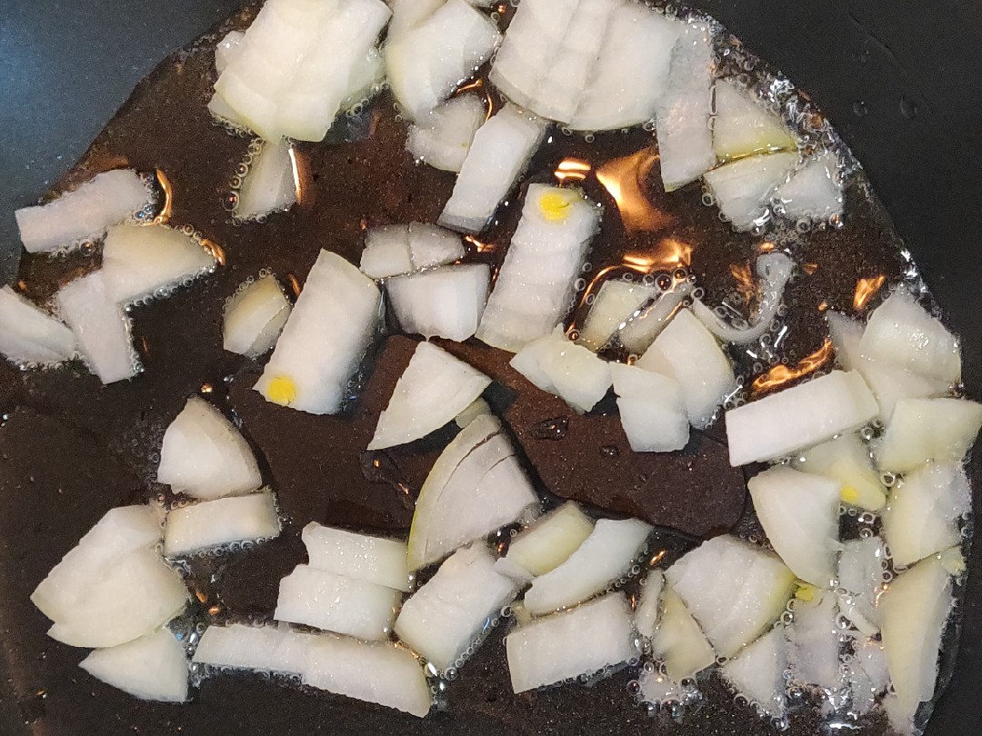 Салат с жареными шампиньонами, яйцами и луком