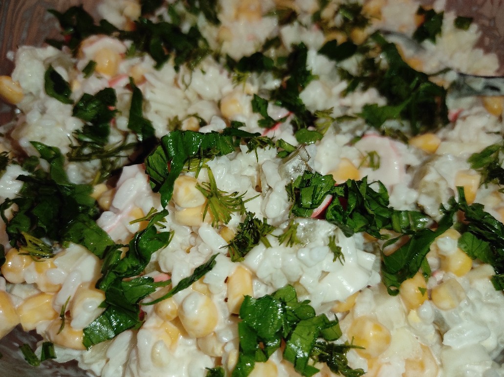 Крабовый салат с соленым огурцом – кулинарный рецепт