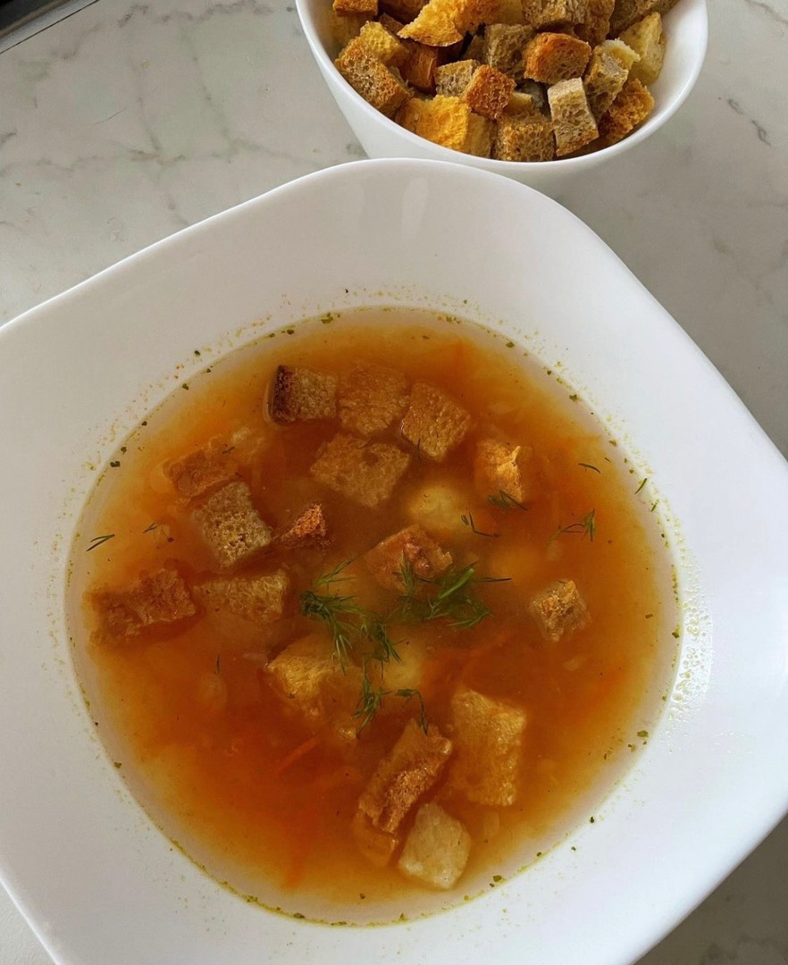 Томатный суп с фасолью и сыром