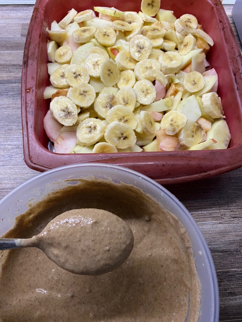 Шарлотка с яблоком и бананом с льняной мукой с сиропом топинамбура 🍏