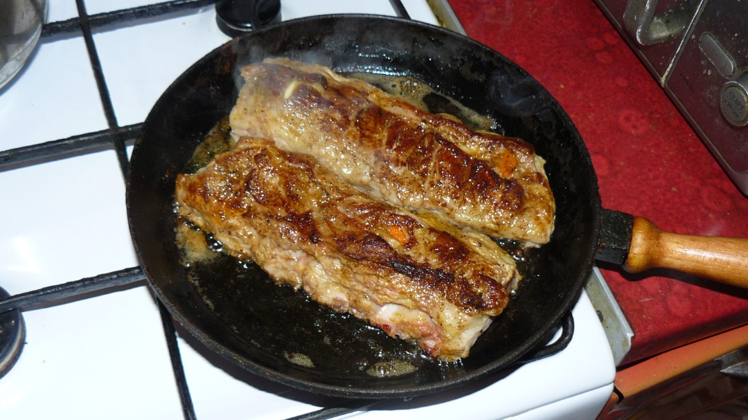 Свиные ребрышки на сковороде - пошаговый рецепт с фото на уральские-газоны.рф