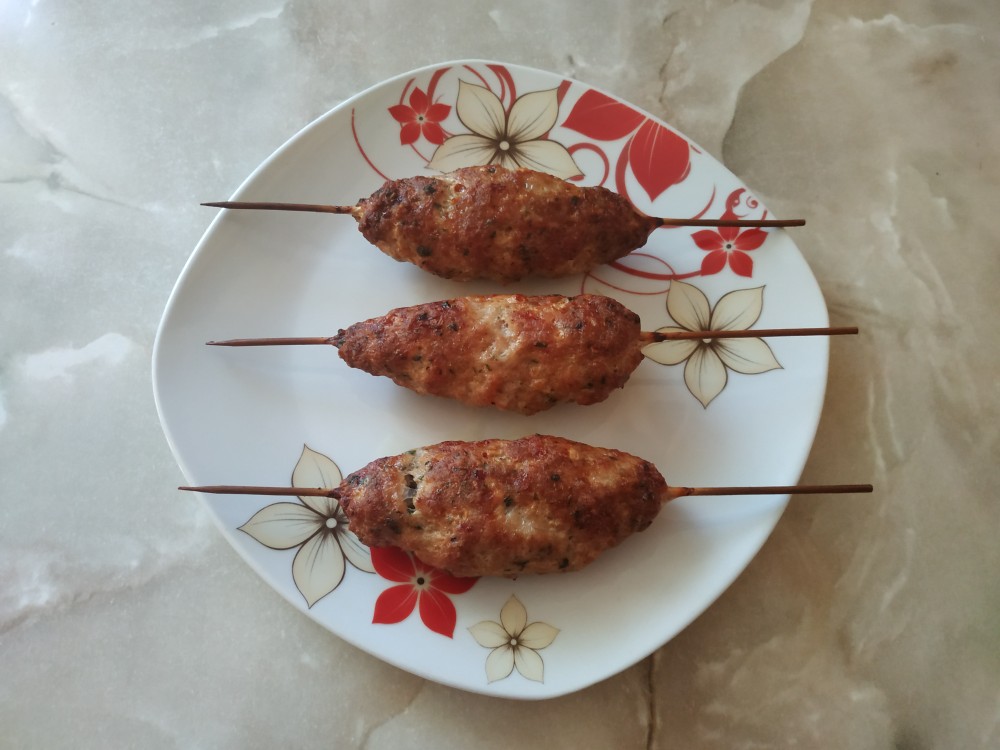 Люля-кебаб из курицы и свинины: простой рецепт - Лайфхакер