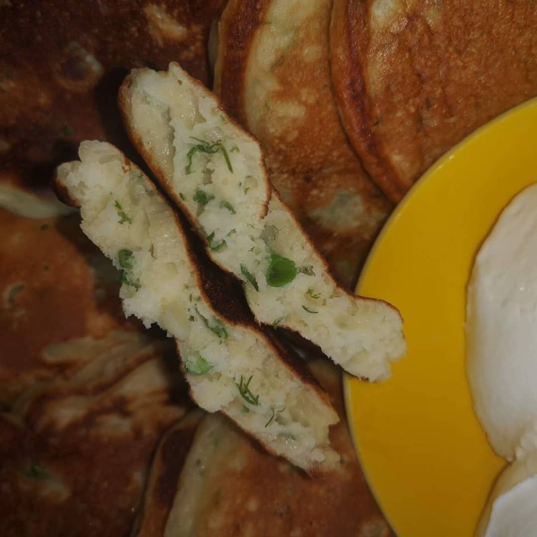 Оладьи на кефире с зеленым луком и яйцом рецепт с фото пошагово