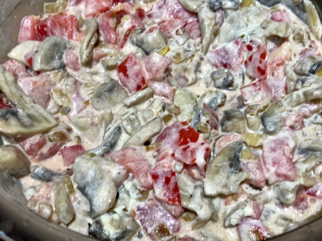 Свинина, запечённая с грибами и помидорами под сыром