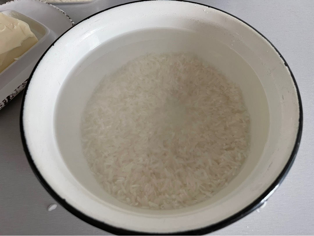 Как приготовить Рассыпчатый рис на сливочном масле на сковороде на гарнир просто рецепт пошаговый