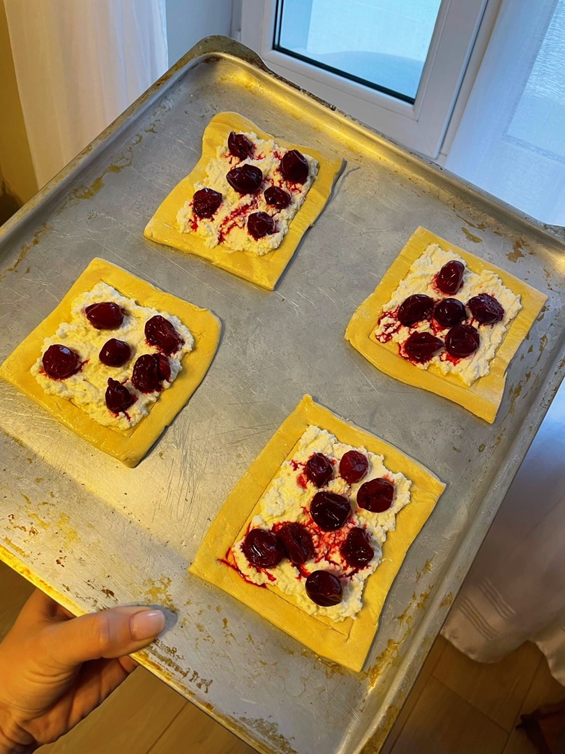 Слойки с творогом, вишней и клубникой🍓