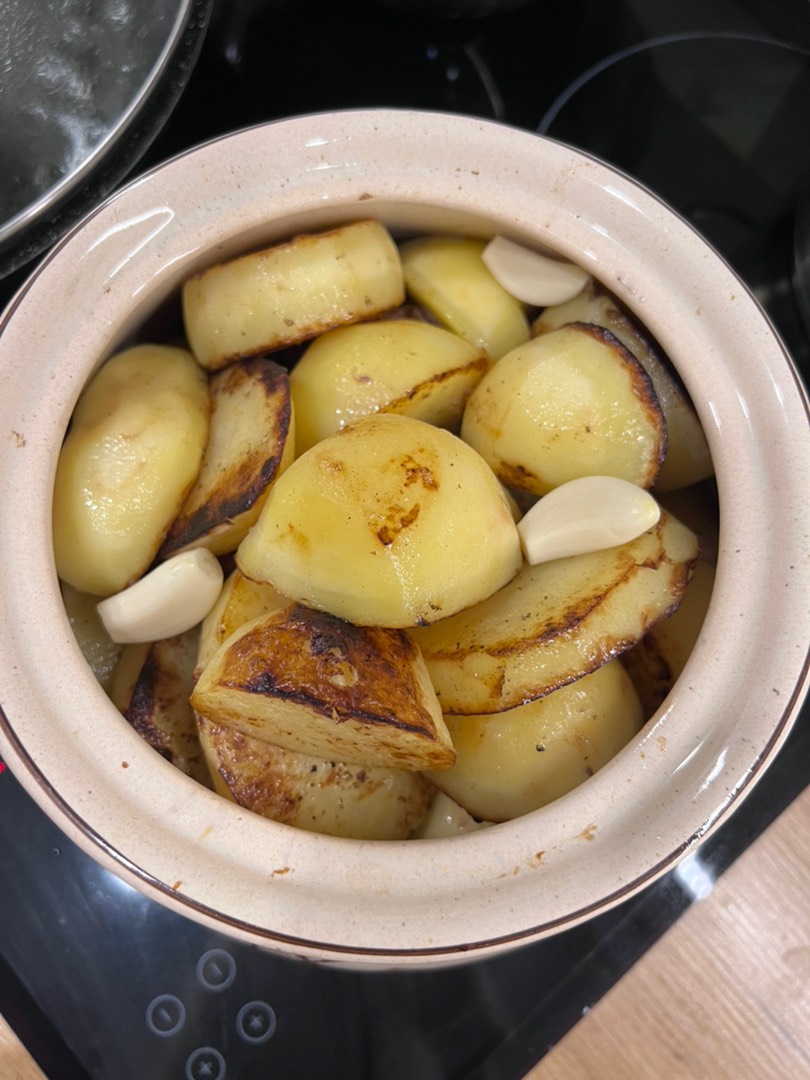 Картошка с уткой в горшочках - рецепт с фото