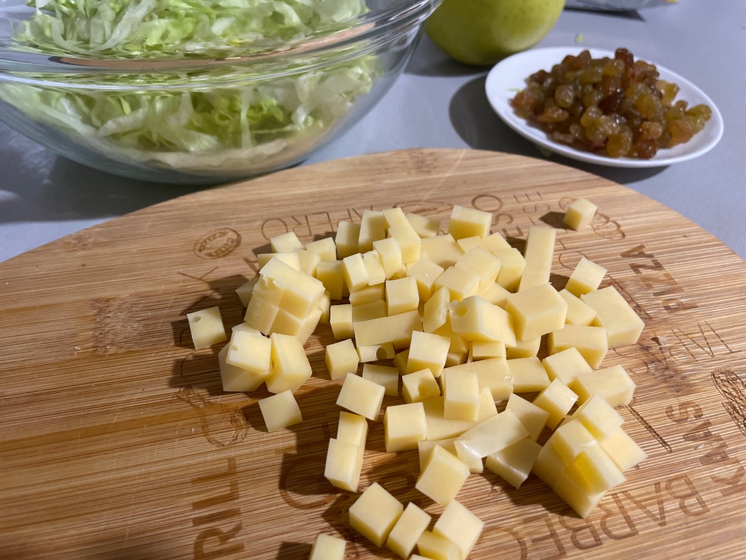 Салат айсберг с изюмом и яблоком