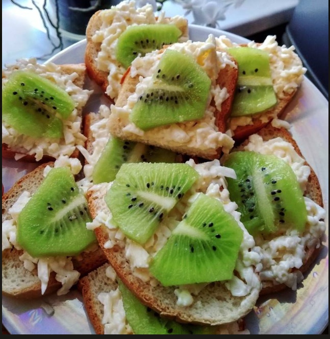 Холодные закуски, плавленый сыр с чесноком и майонезом