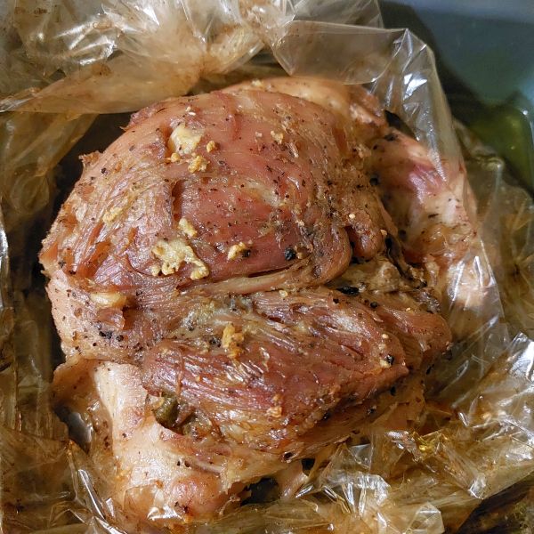 Кусок свинины, запеченный целиком в фольге в духовке