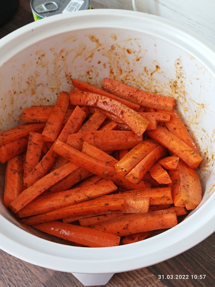 Карамелизованные морковные палочки в сливочном масле
