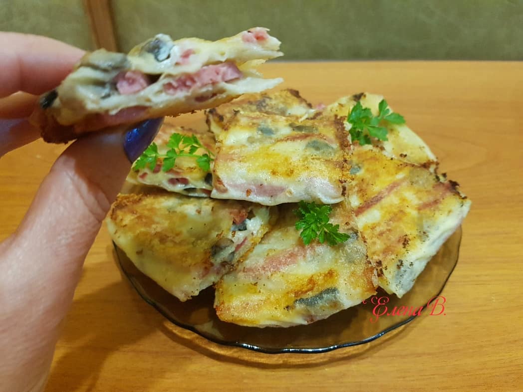 Жареный лаваш с колбасой и сыром