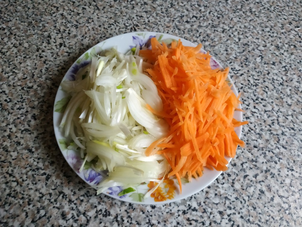 Хек с луком и морковью в духовке