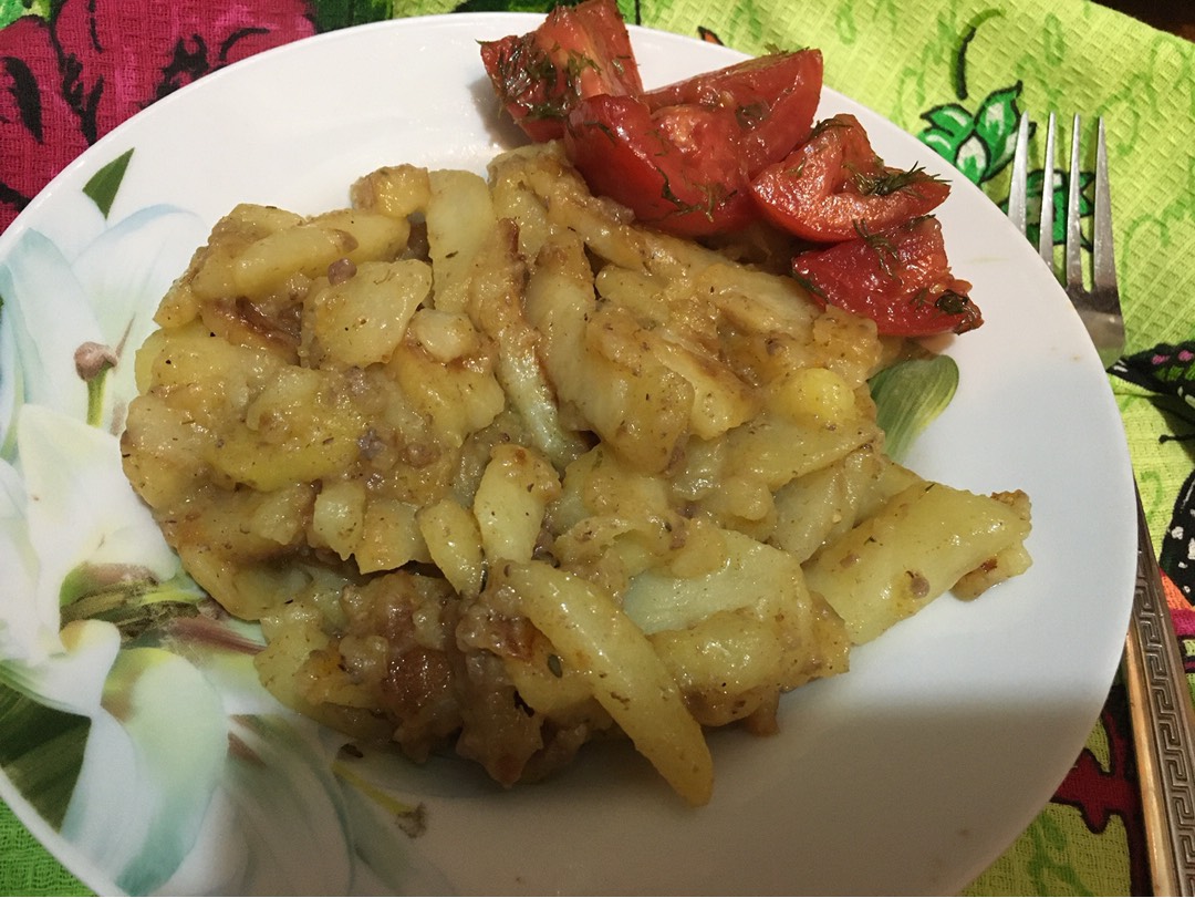 Картошка с тушенкой в кастрюле - классический рецепт с фото