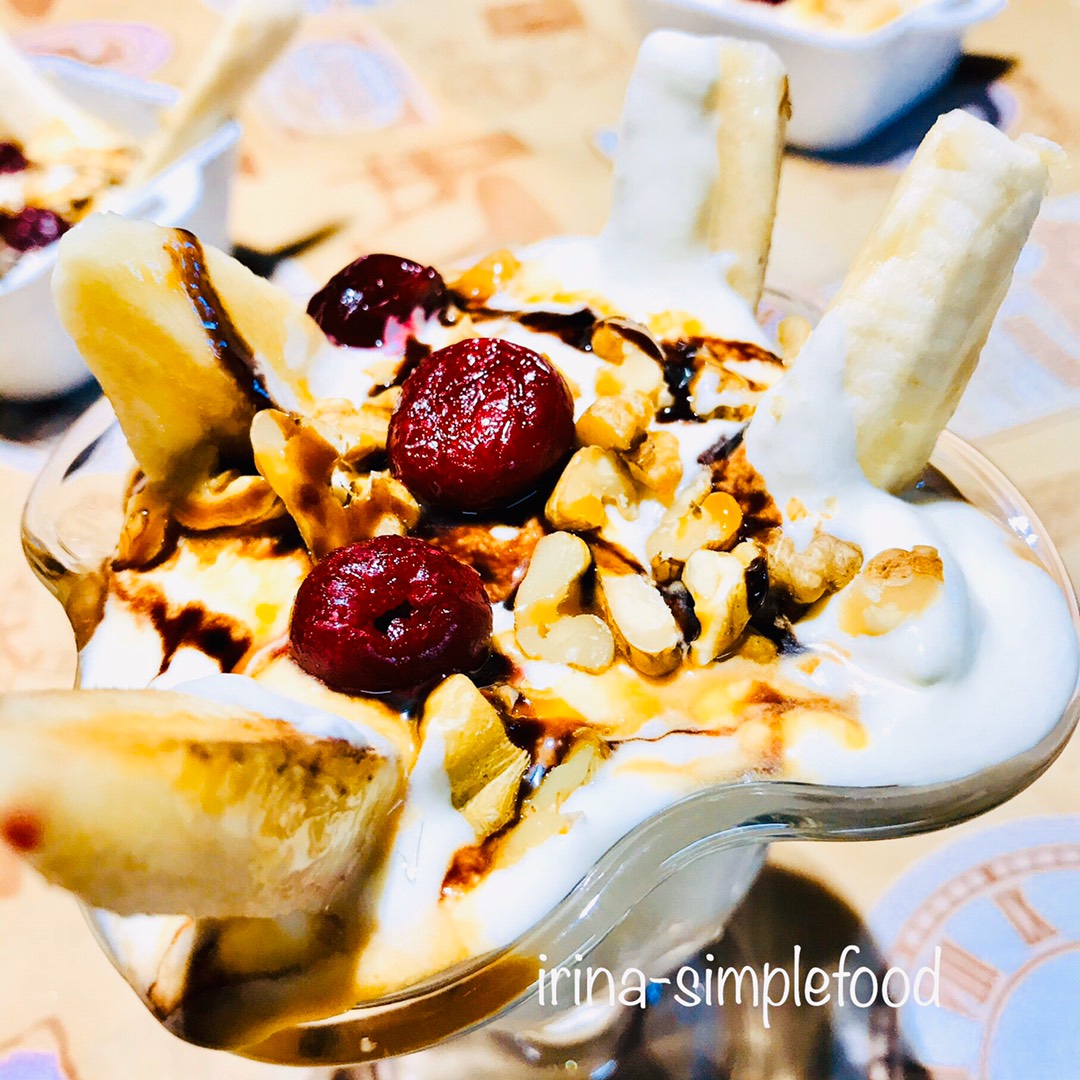 Bolo Banana Split [Video] | Banana split, Candy recipes, Cake recipes