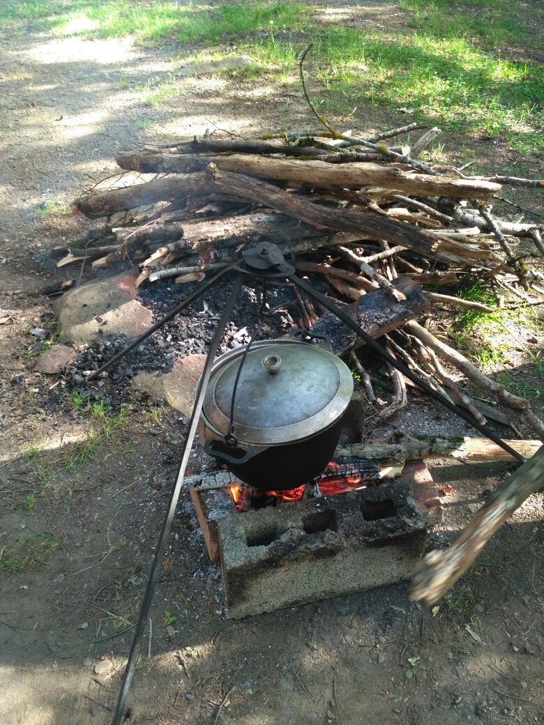 Уха на костре у горной речки