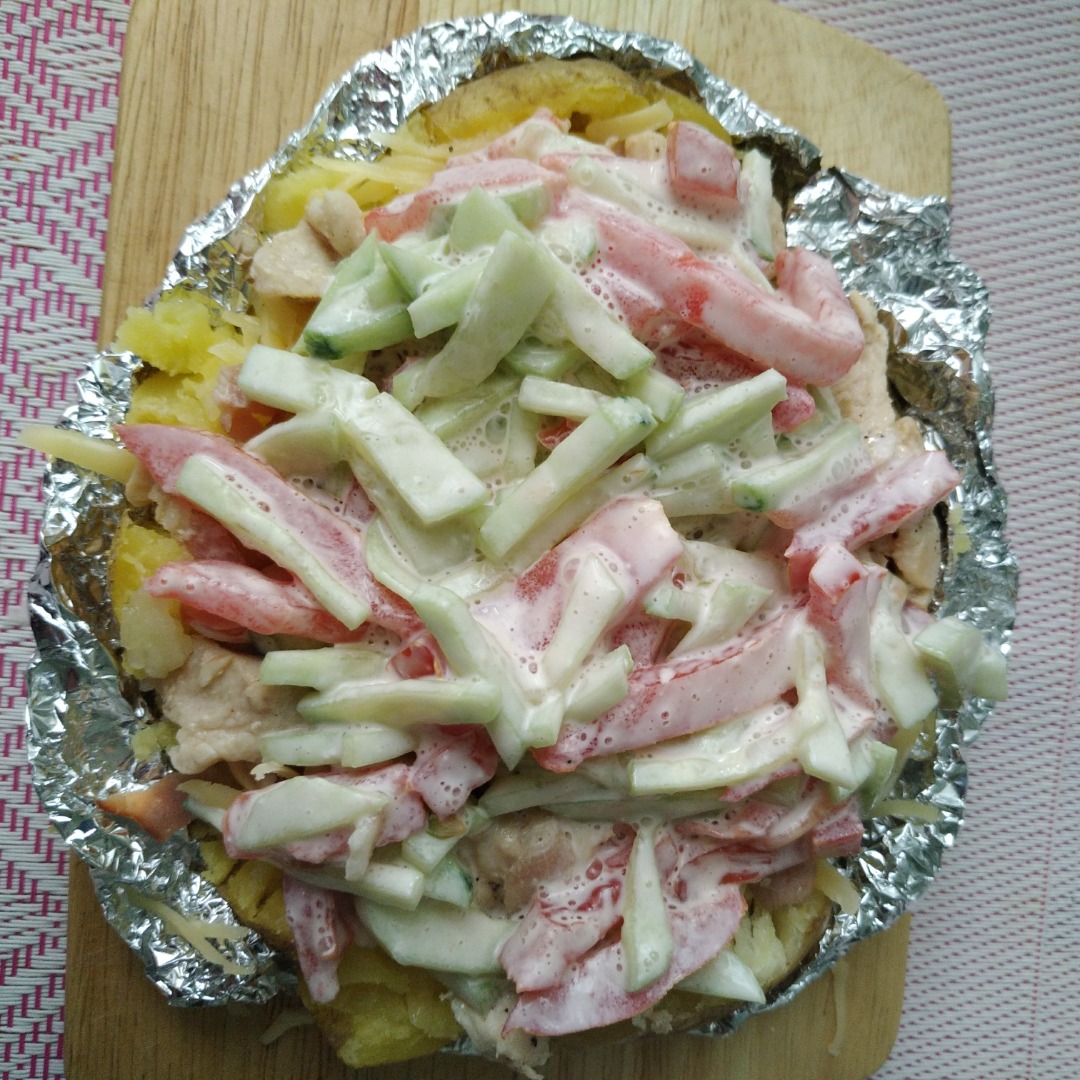 Крошка картошка с курицей и салатом