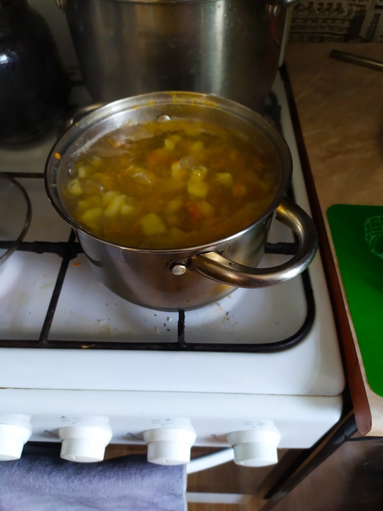 Суп из щавеля с колбасой, овощами и вареными яйцами