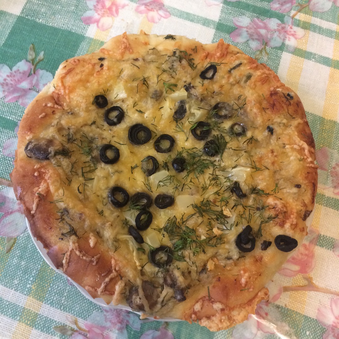 Пицца с оливками и колбасой — рецепт с фото пошагово