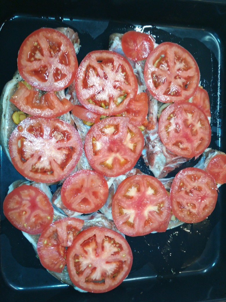 Свинина сочная с грибами🍄 и помидорами🍅 под сыром, и майонезом