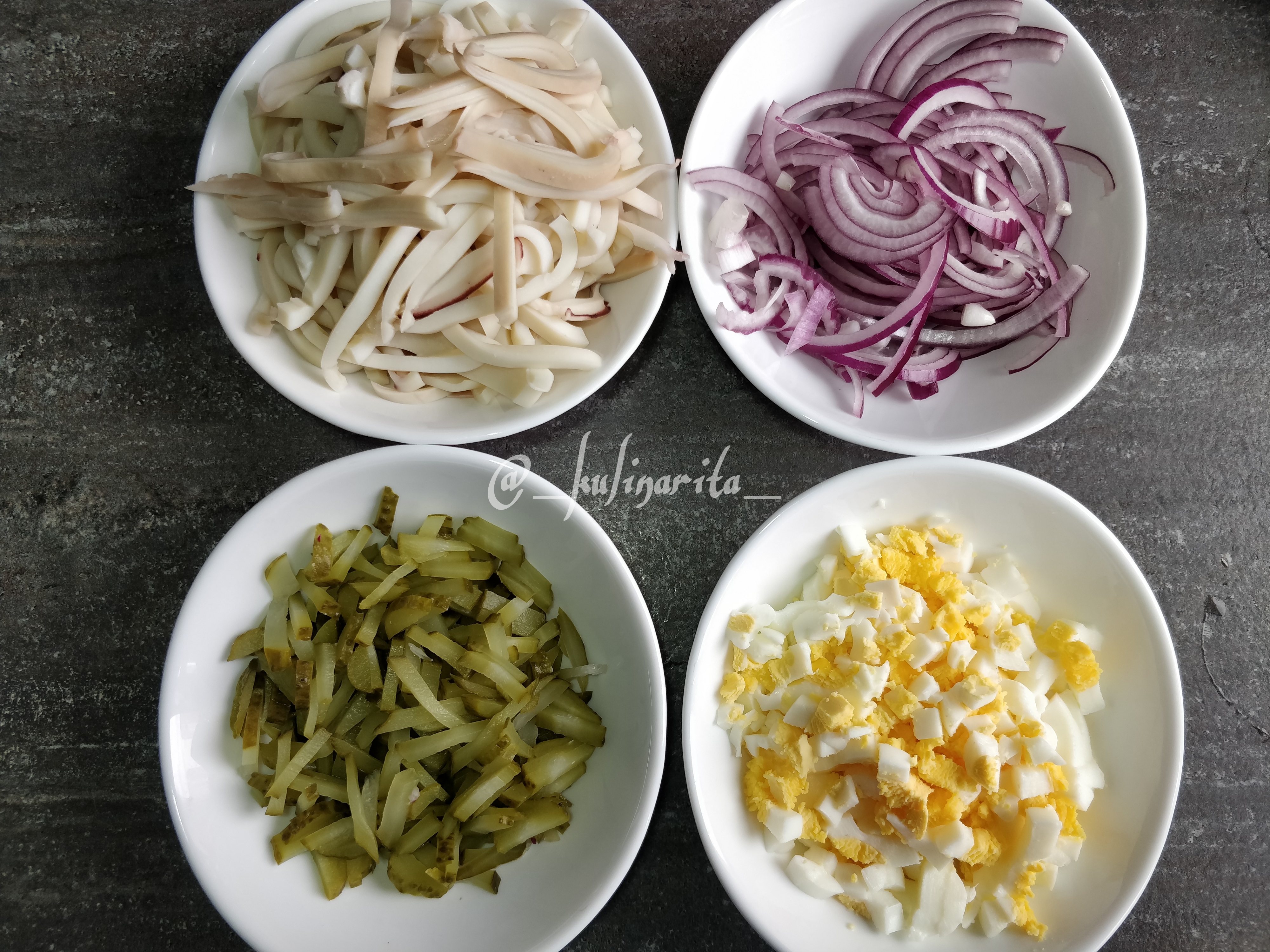 Салат с морепродуктами, картофелем и соленым огурцом
