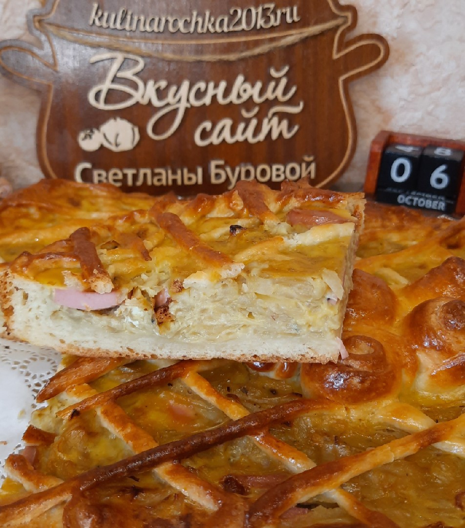 Пирог с луком и сосисками