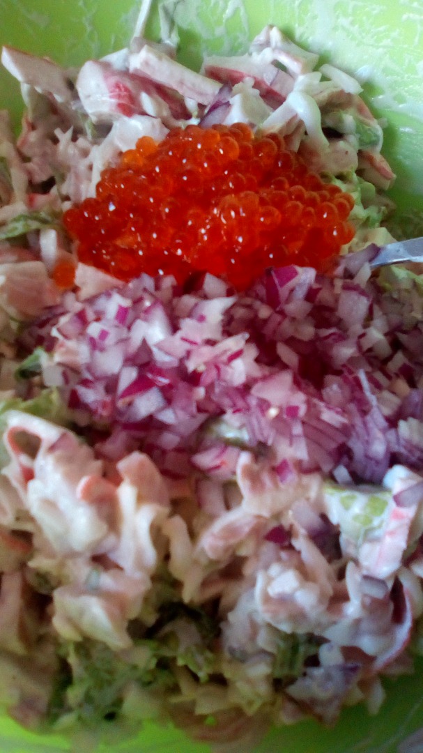Салат с кальмарами крабовыми палочками и красной икрой