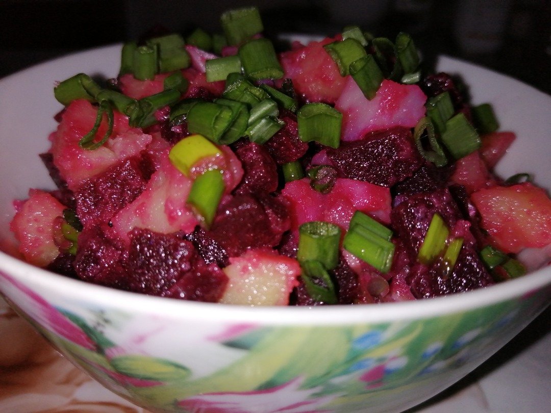 Закусочный салат с селёдкой: простой, быстрый, вкусный