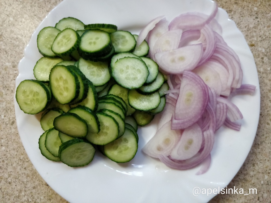 Огуречный салат с красным луком