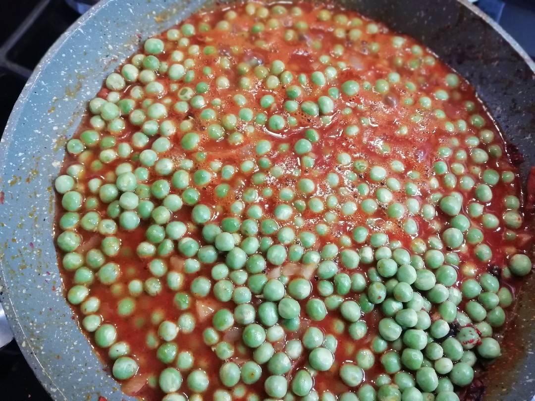 Тушёные овощи с грибами, зелёным горошком и чесноком 🥔🥕🍄🌶️🍅