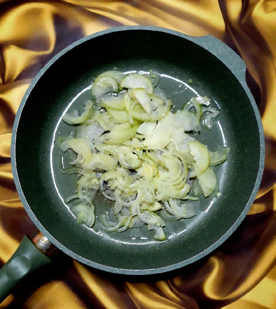 Салат с жареными шампиньонами, луком, зеленым горошком 🥗