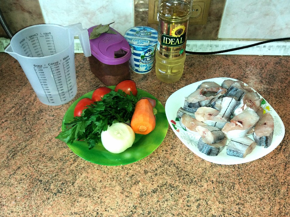 Рыба (минтай) с луком, морковью и сметаной в мультиварке