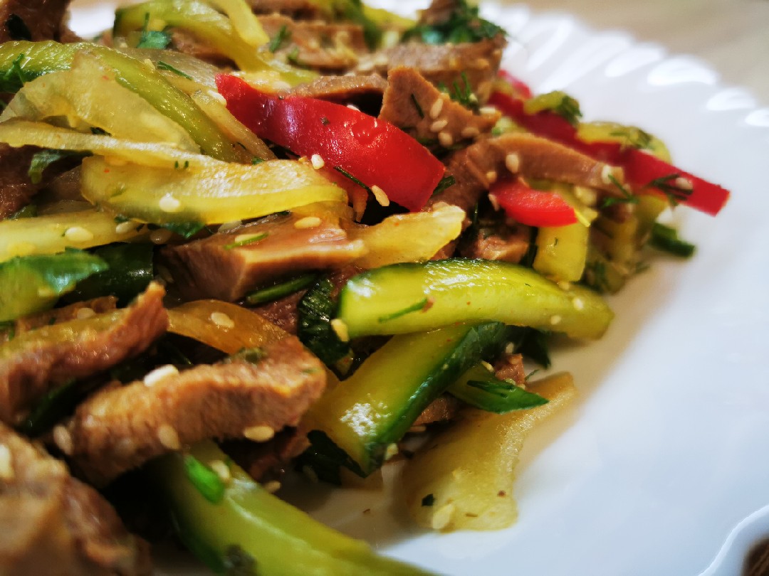 Острый салат с говяжьим языком и огурцом по-китайски: рецепт с фото